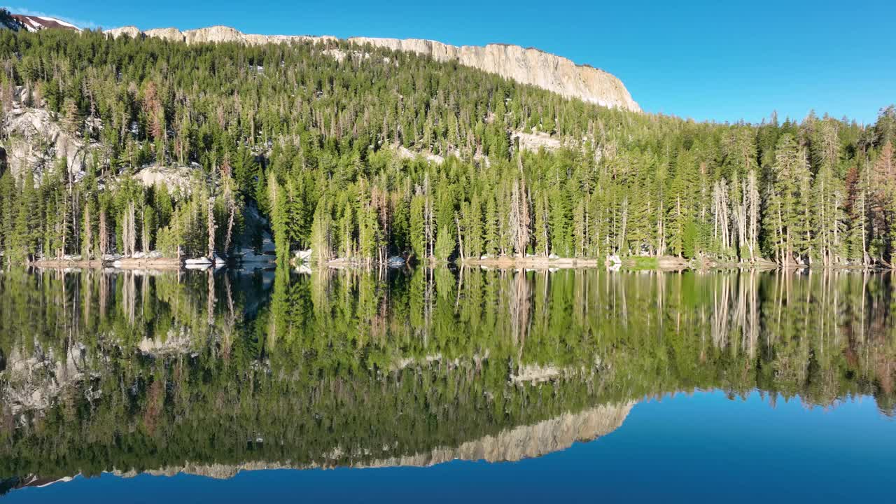 航拍的一个宁静的湖泊反映了周围的景观视频下载
