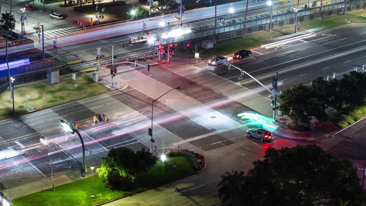 圣地亚哥繁忙十字路口的夜间延时照片视频下载