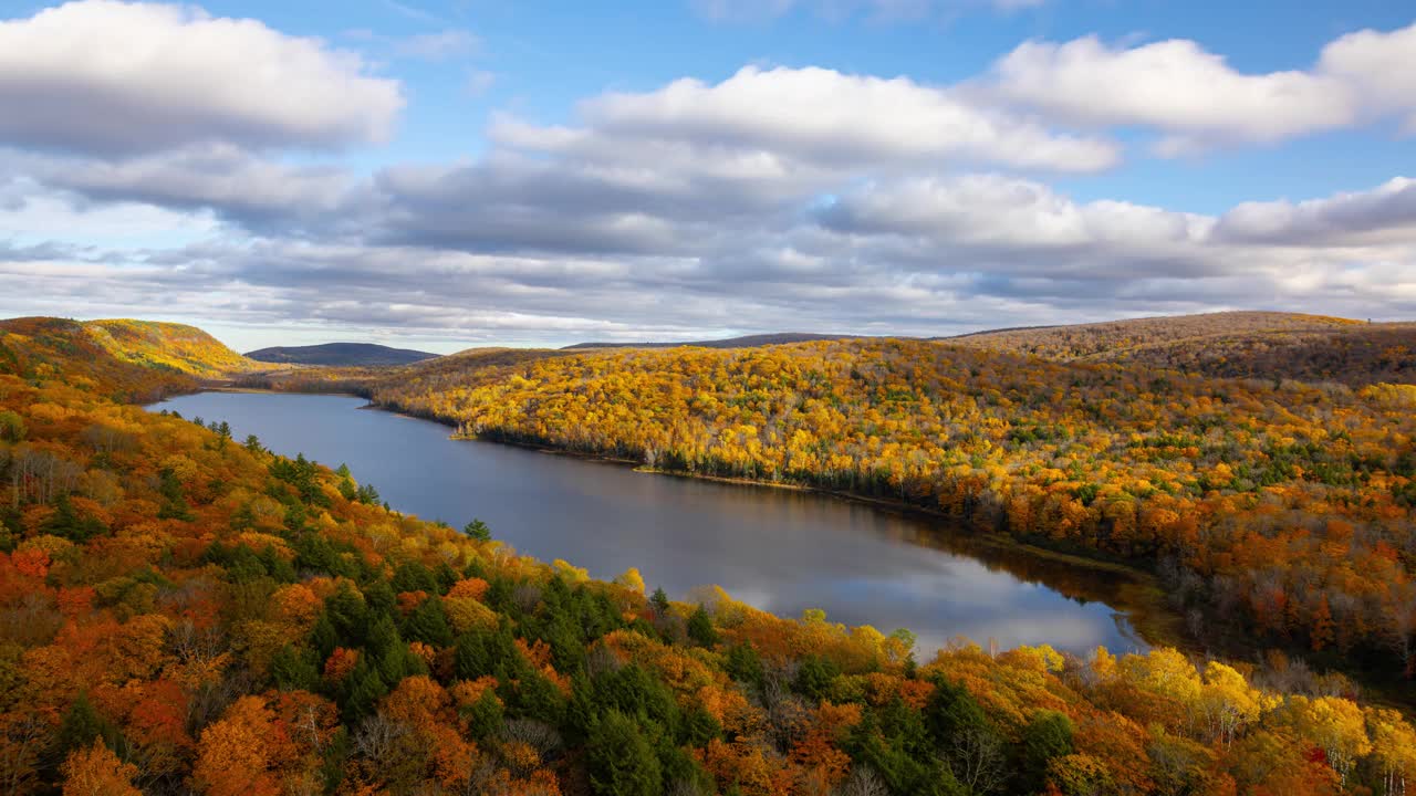 随着时间的推移，秋天的色彩和密歇根州的湖泊视频下载