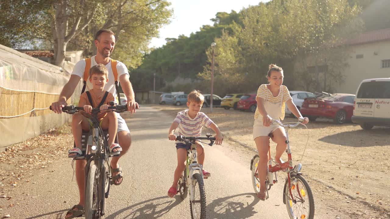 年轻的家庭在夏天骑自行车视频下载