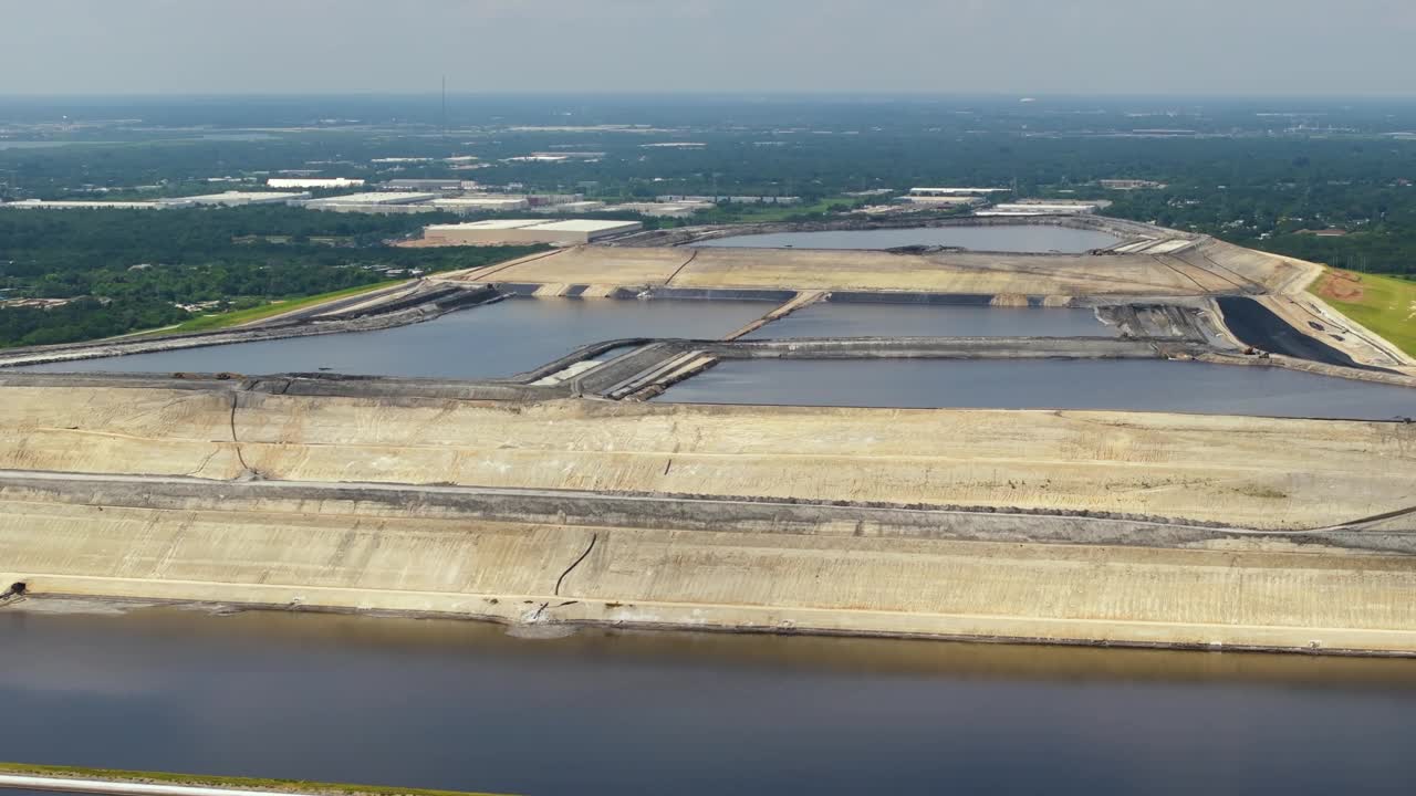 河景磷石膏堆鸟瞰图，在佛罗里达州坦帕附近的大型露天磷石膏废物储存。肥料生产工业中磷酸盐处理和加工的副产品视频素材