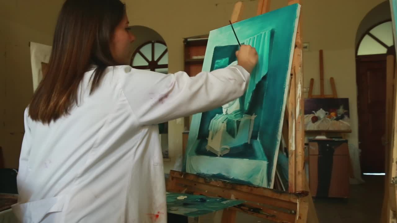 美术系学生在教室里练习绘画视频下载