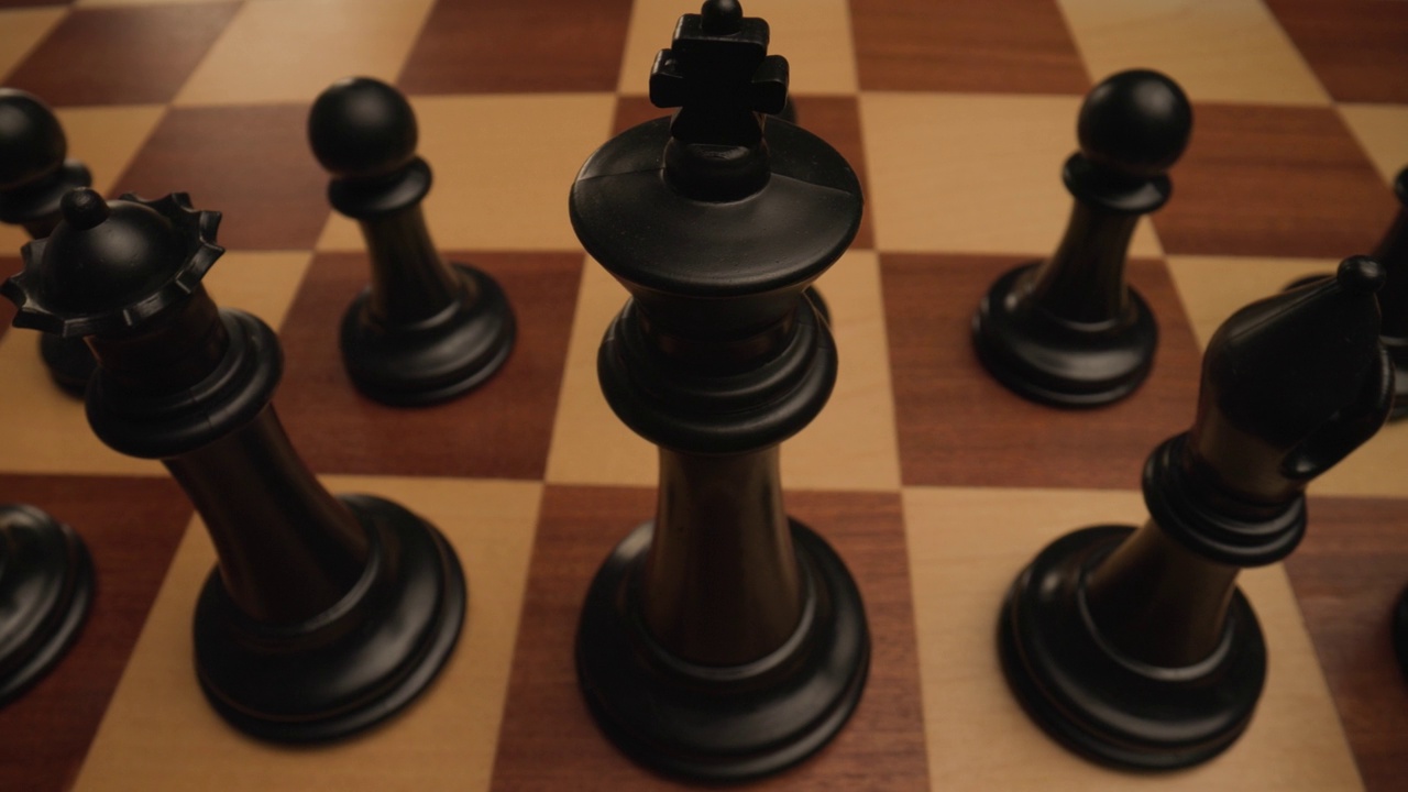 智慧策略的概念以棋盘上的棋子为例，获胜和领导，刺激思维的游戏视频下载