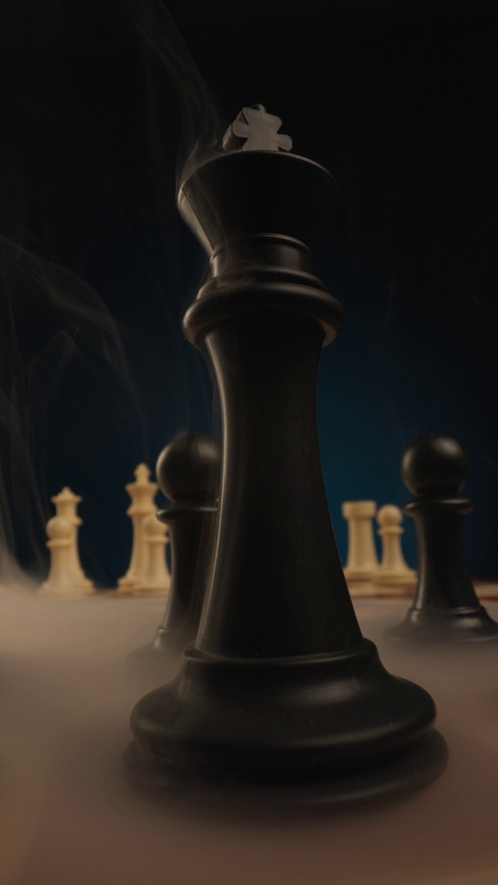 棋子间硝烟缭绕的国际象棋战场，概念聪明策略的心理战，冠军和成就的概念视频下载