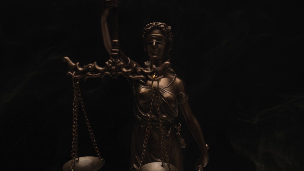 闪电带烟，铜像代表正义和平等的法律观念，正义女神手持天平视频下载