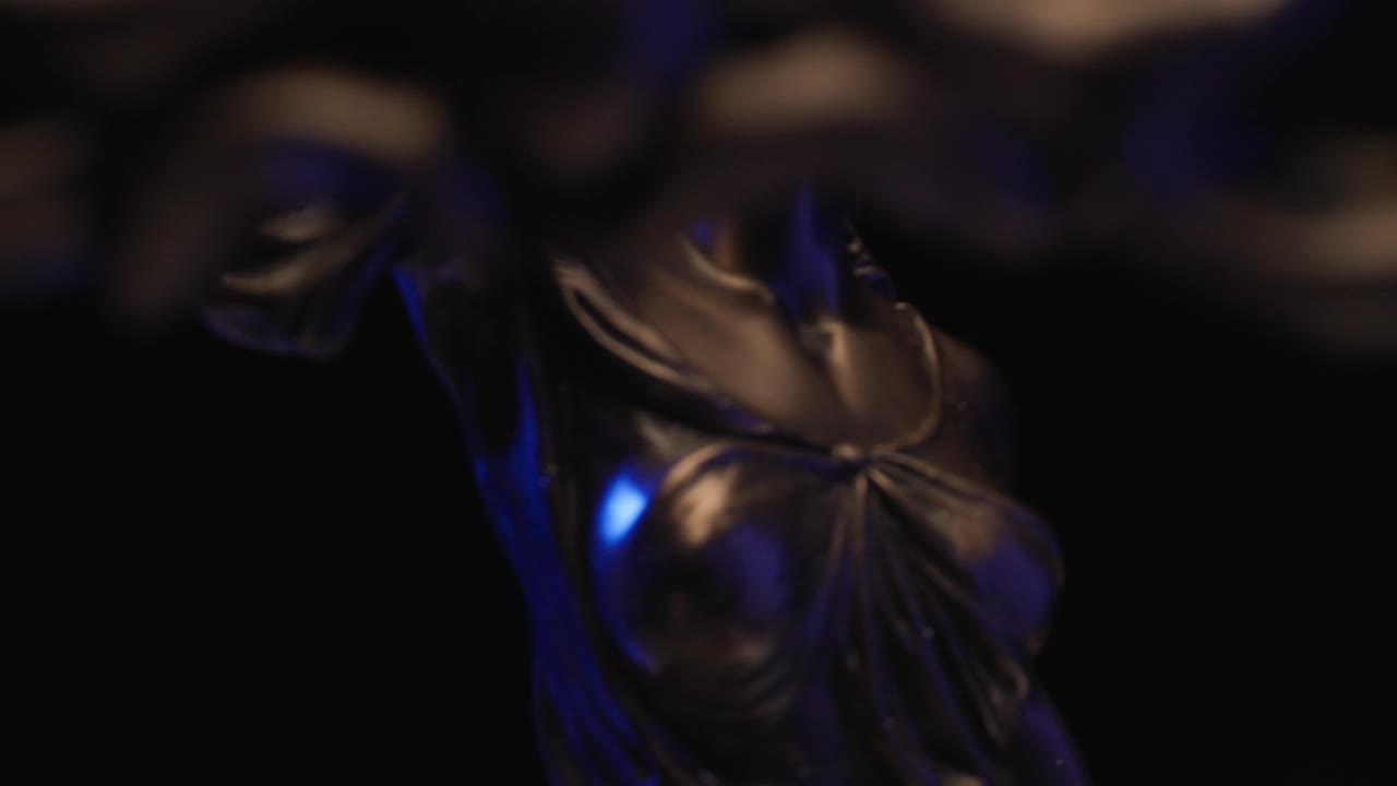 象征平等和平衡概念的青铜雕像法的项目视频，正义女神拿着一个是非的天平视频下载