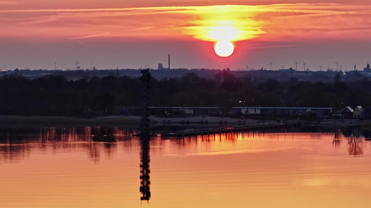 在比特菲尔德附近的Goitzsche日落。夕阳把天空和水面染成了红色。
水塔在水面上的倒影。视频下载