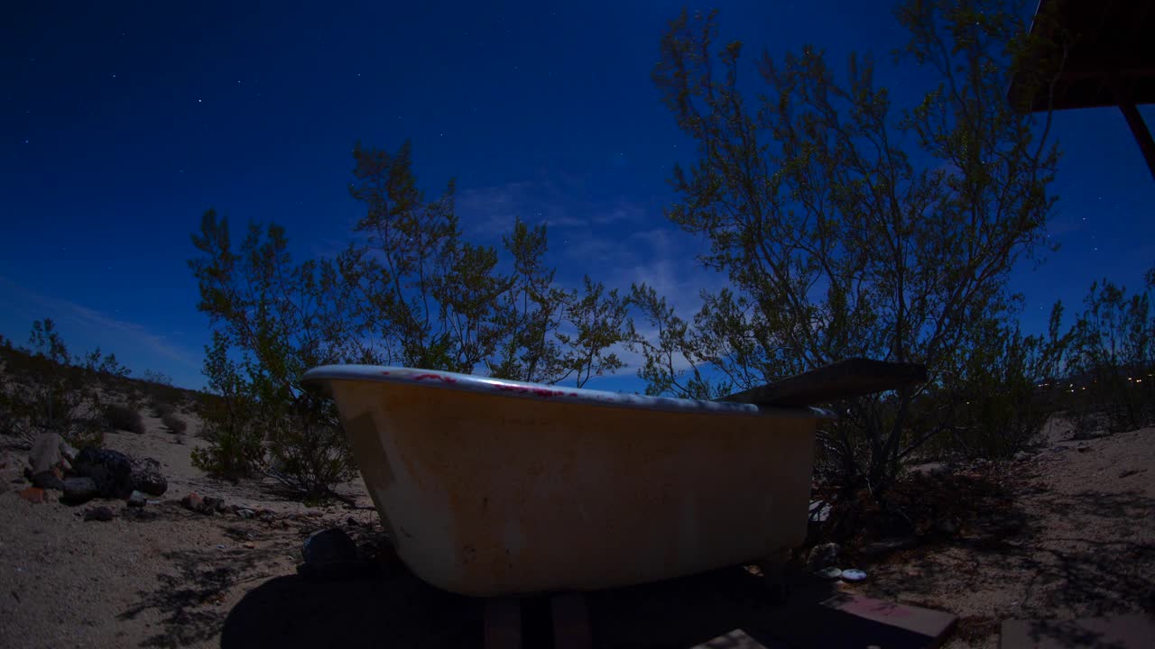 沙漠浴缸，夜空，星星，星迹，月亮的影子视频下载