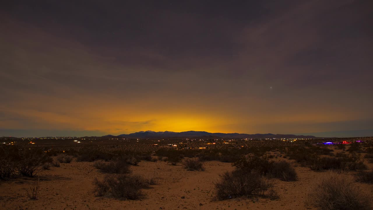 沙漠之城夜晚的天空辉光星空轨迹4k辉光视频下载