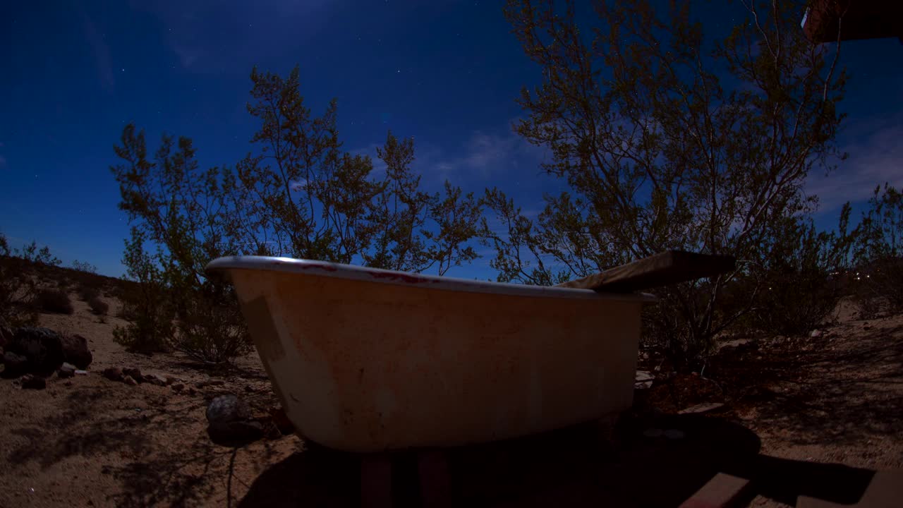 沙漠浴缸，夜空，星星，月亮，阴影视频下载