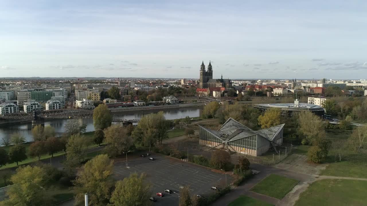 从易北河到马格德堡市中心的景色。河岸上的新住宅楼和背景中的大教堂。马格德堡全景图视频下载
