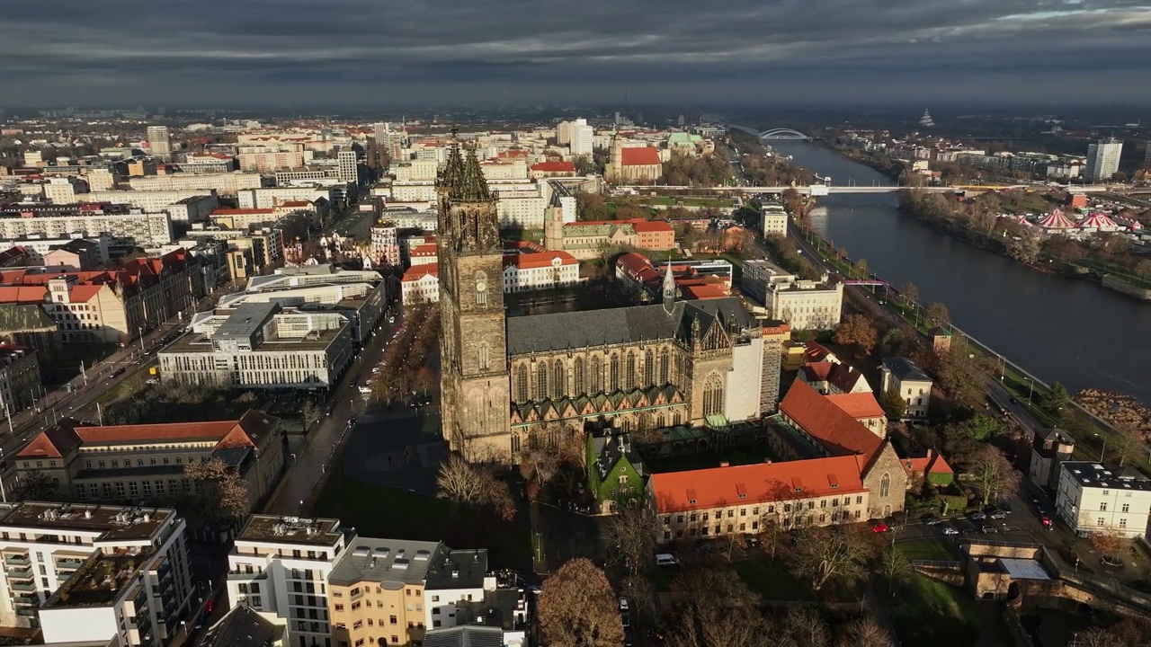 雨后的马格德堡鸟瞰图，大教堂在前景，市中心，从大教堂广场俯瞰议会大厦视频下载