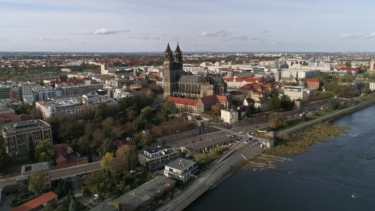 飞向马格德堡大教堂，大教堂广场和州议会在背景，市中心，马格德堡市中心视频下载