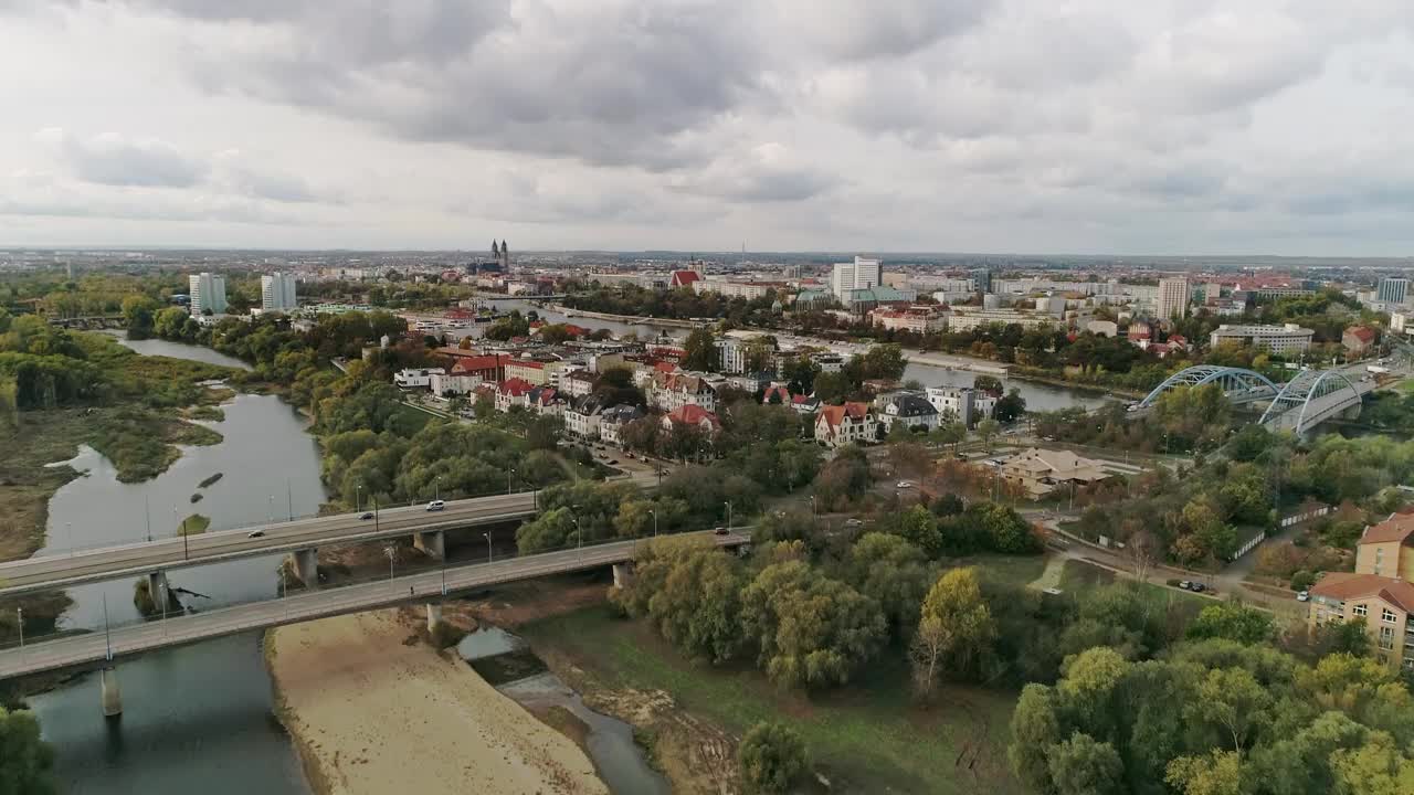 飞往马格德堡市中心，前景中的易北河，沙洲和桥梁，美丽的城市全景视频下载