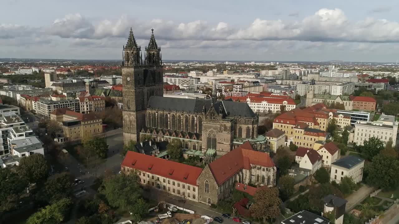 马格德堡鸟瞰图，大教堂在前景，向市中心，大教堂广场与国家议会大厦。视频下载