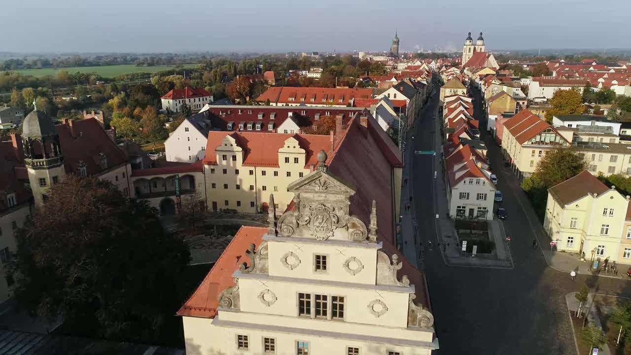 城市景观与路德之家威登堡在前景和圣玛丽恩镇教堂，威登堡教堂在背景视频下载