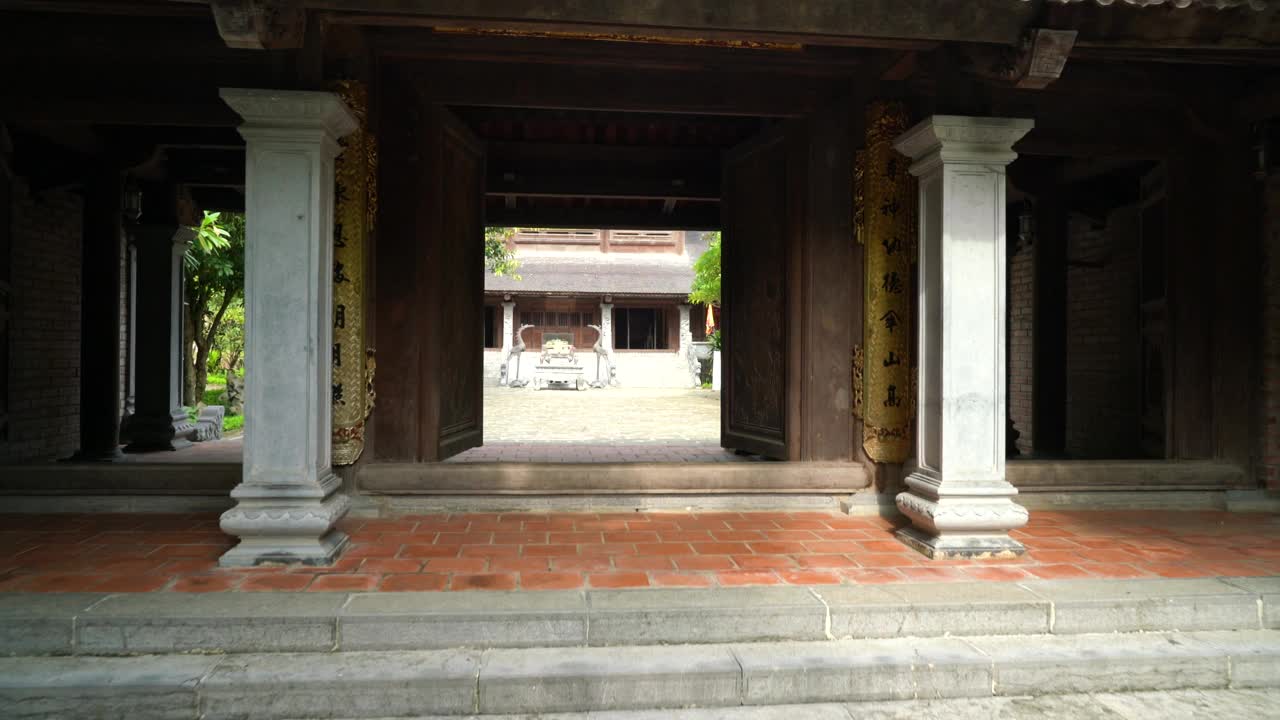 进入越南Den Tho Thanh Quy Minh Suoi Tien寺的庭院视频下载