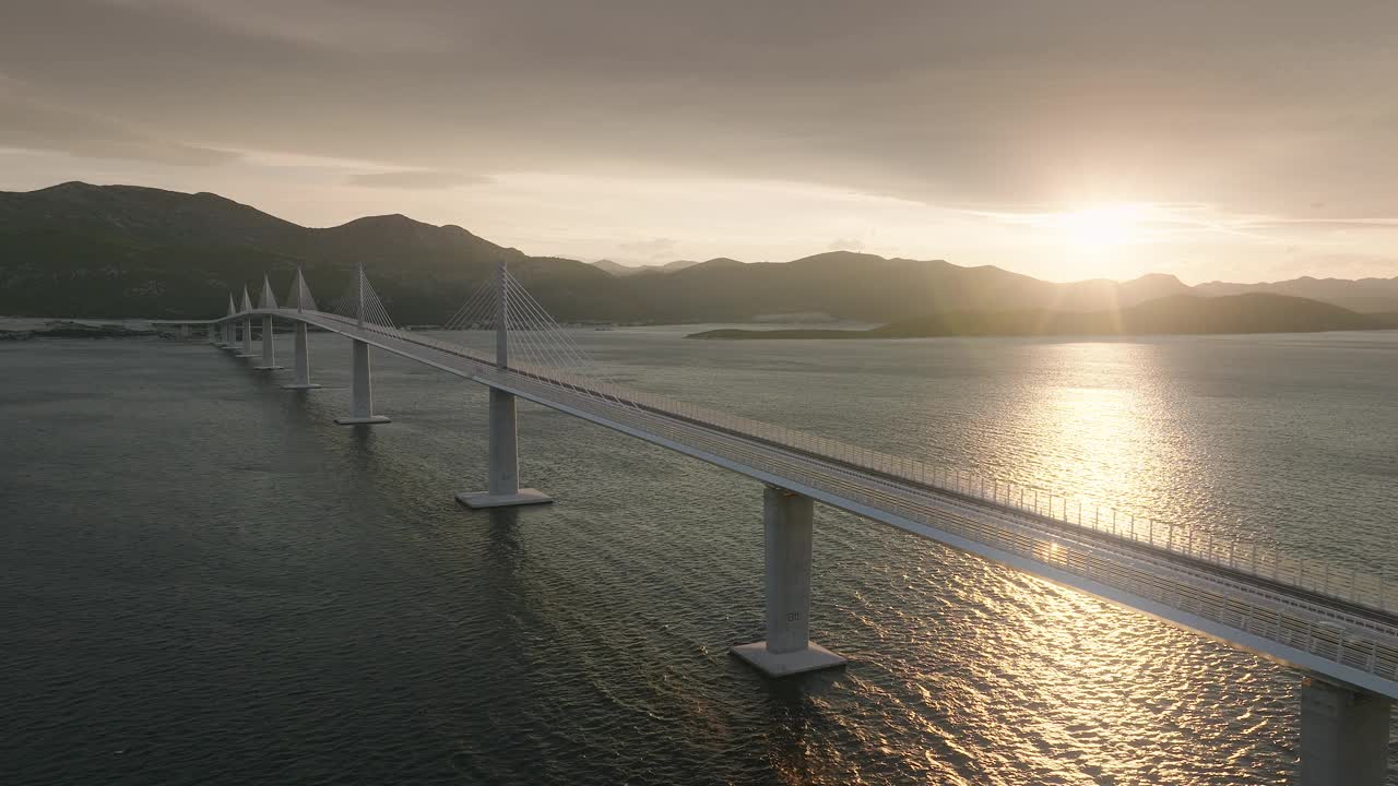 现代桥梁横跨蓝色的大海，连接地中海国家的岛屿。鸟瞰图。视频下载