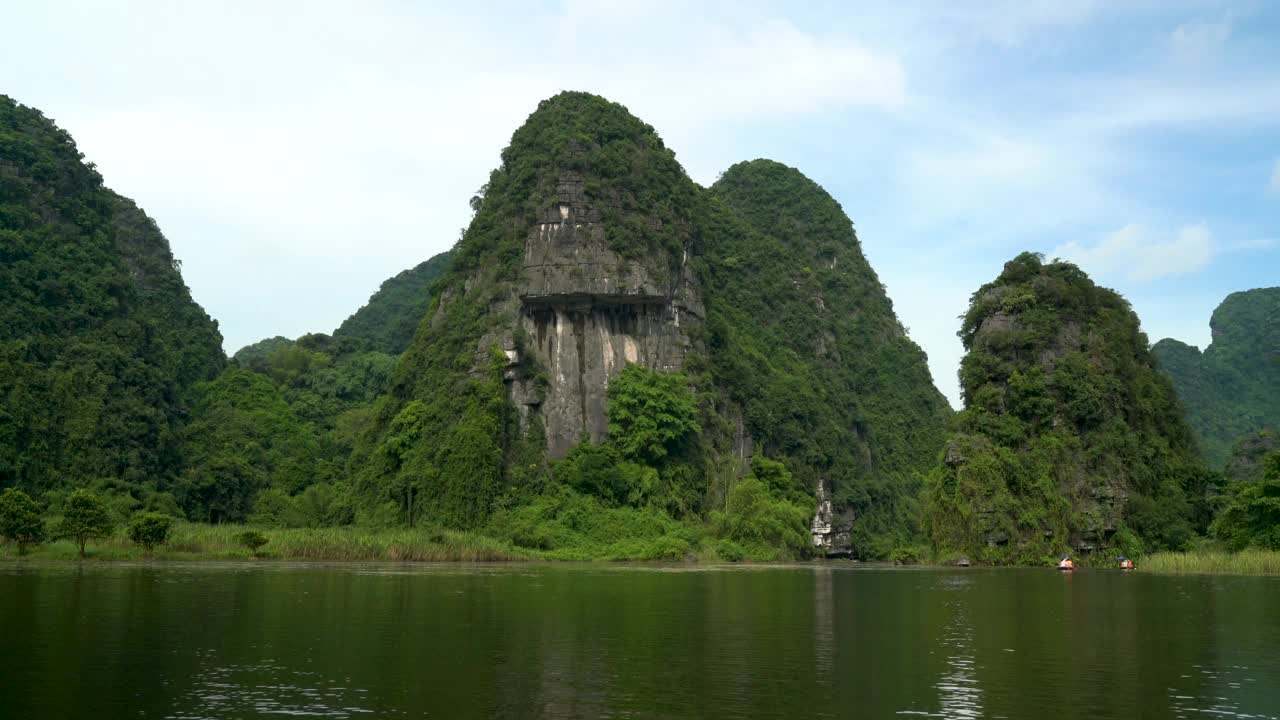 小寺庙雕刻在山脚下，越南视频素材