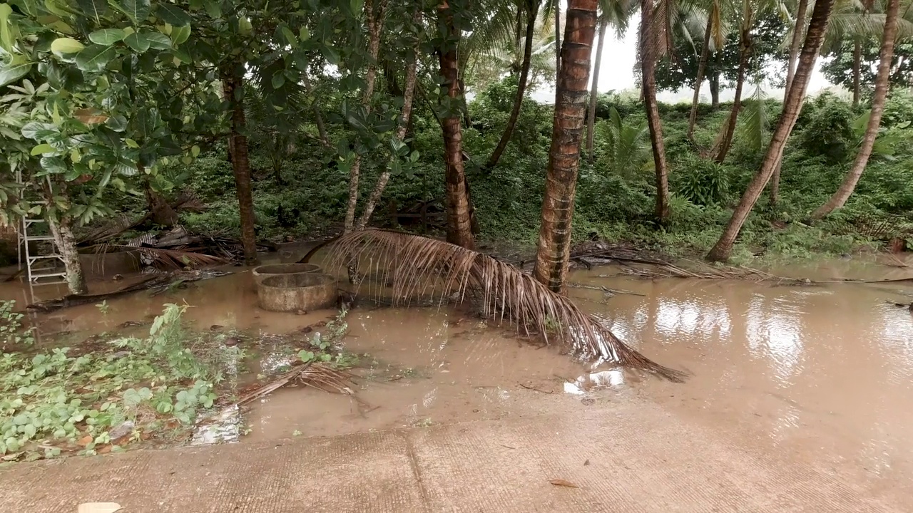 泰国，乡村小路被雨水淹没视频素材
