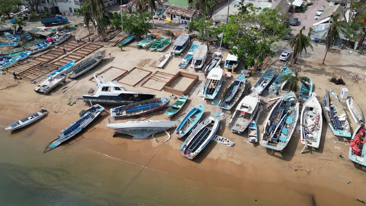 阿卡普尔科，飓风奥蒂斯过后，曼萨尼约海滩上被摧毁的船只视频下载