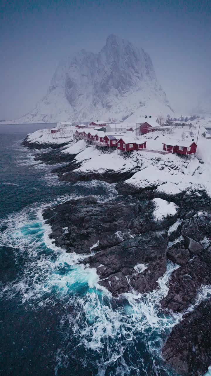 航拍视频显示，挪威罗弗敦群岛的Reine村沿海地区发生了剧烈的冬季暴风雪视频素材