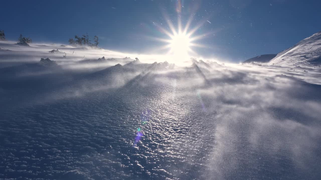 全景冰冻冬季阿尔卑斯山脉与雪被强风吹在多风的性质，低角度的看法视频下载