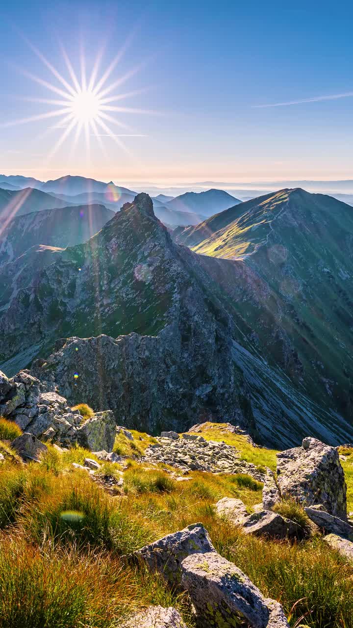 垂直时间推移在岩石阿尔卑斯山山脉在秋天的傍晚自然黄金时间视频下载