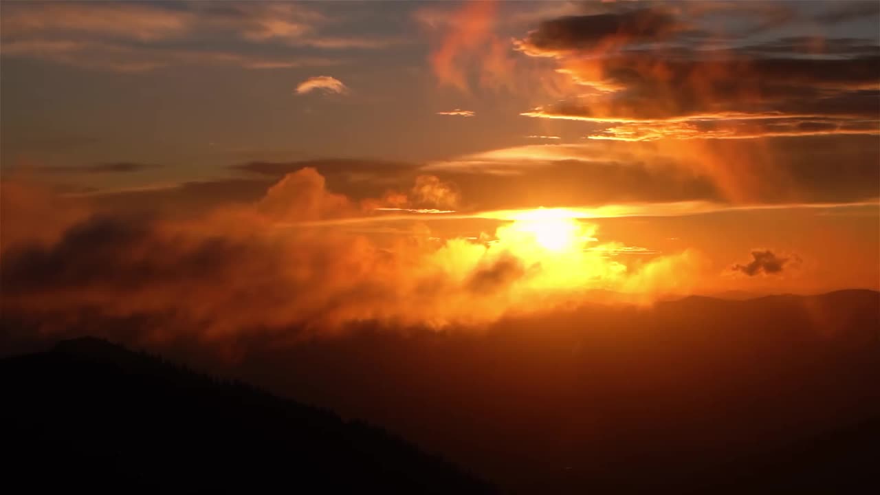 金色的日出与快速移动的云在早晨的自然景观视频下载