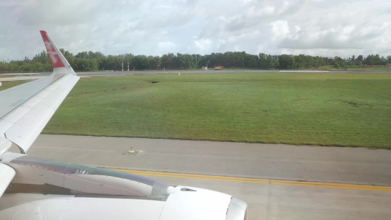 当飞机在滑行途中准备出发旅行时，通过飞机窗口向外观看飞机机翼视频素材