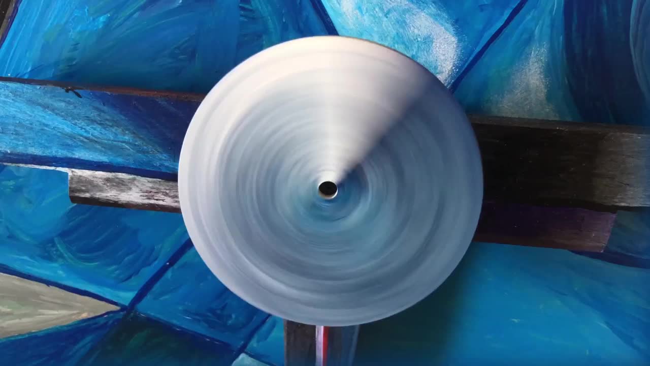螺旋桨旋转，开瓶器坠落，蓝灰色背景抽象视频下载