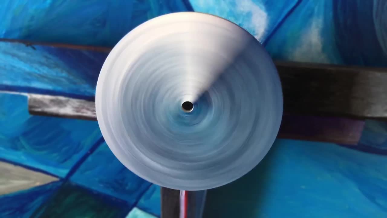飞机螺旋桨，在蓝色抽象背景上旋转，航空视频下载