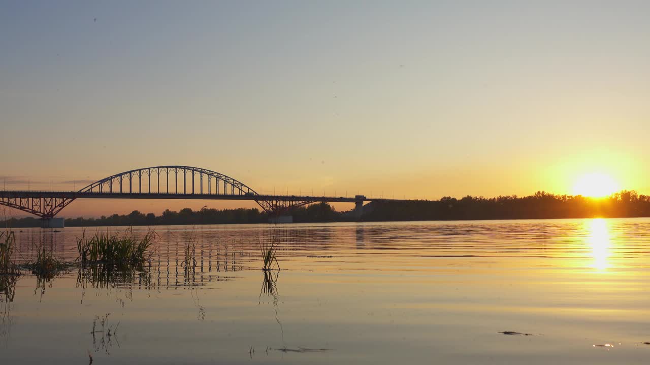 日落时河上的桥视频下载
