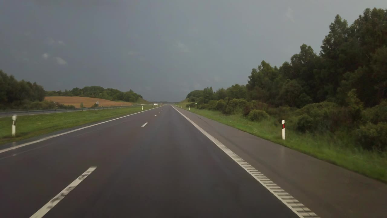 在雷雨和闪电中行驶在高速公路上，慢动作视频下载