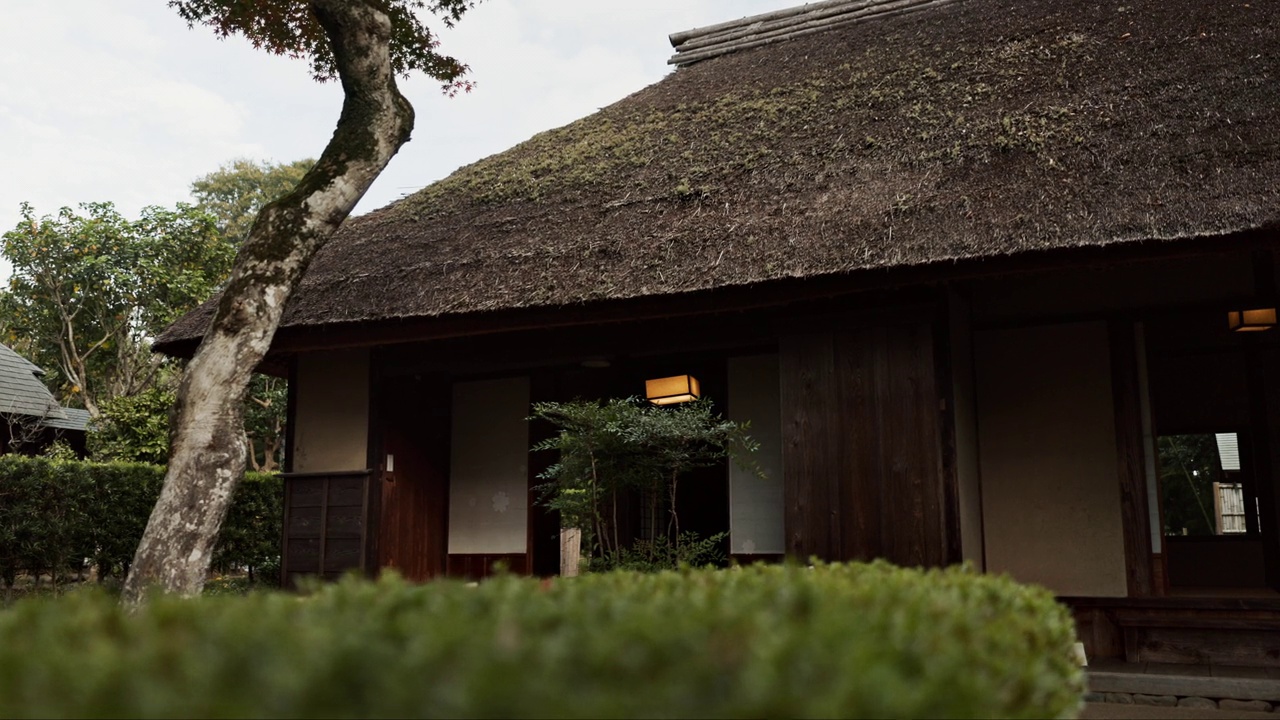 自然、度假胜地和带有庭院的日式住宅、复古建筑或传统文化。平静，设计和一个家或景观建筑在日本与花园和当地基础设施的历史视频下载