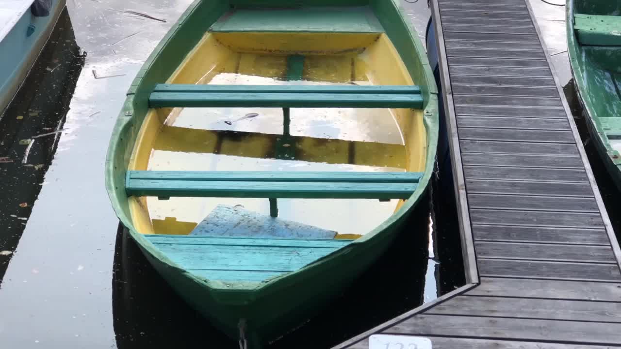 划船的小船装满了雨水视频下载