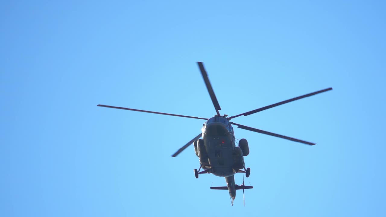 直升机在蓝天上缓缓飞行视频下载