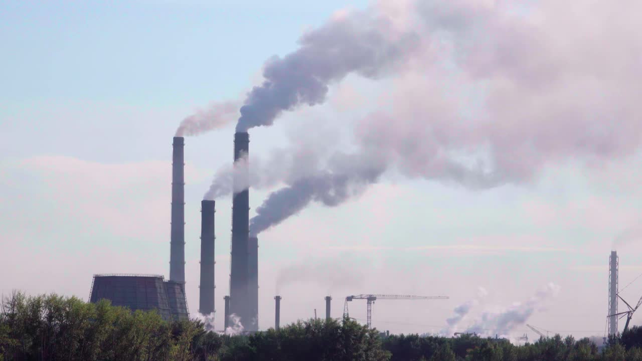 一个大工厂冒着烟的烟囱视频下载