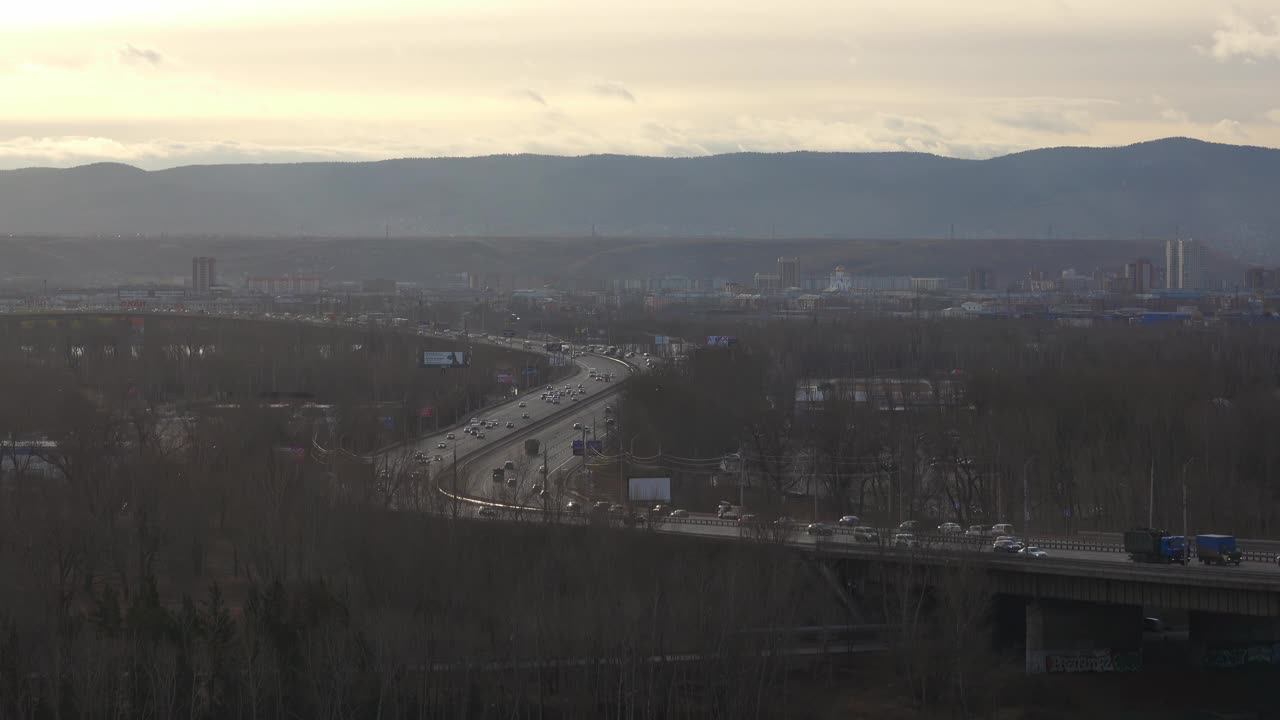 冬季的克拉斯诺亚尔斯克市，奥克佳布尔斯基大桥视频下载