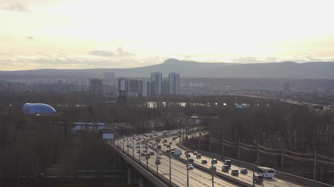 冬季的克拉斯诺亚尔斯克市，奥克佳布尔斯基大桥视频下载