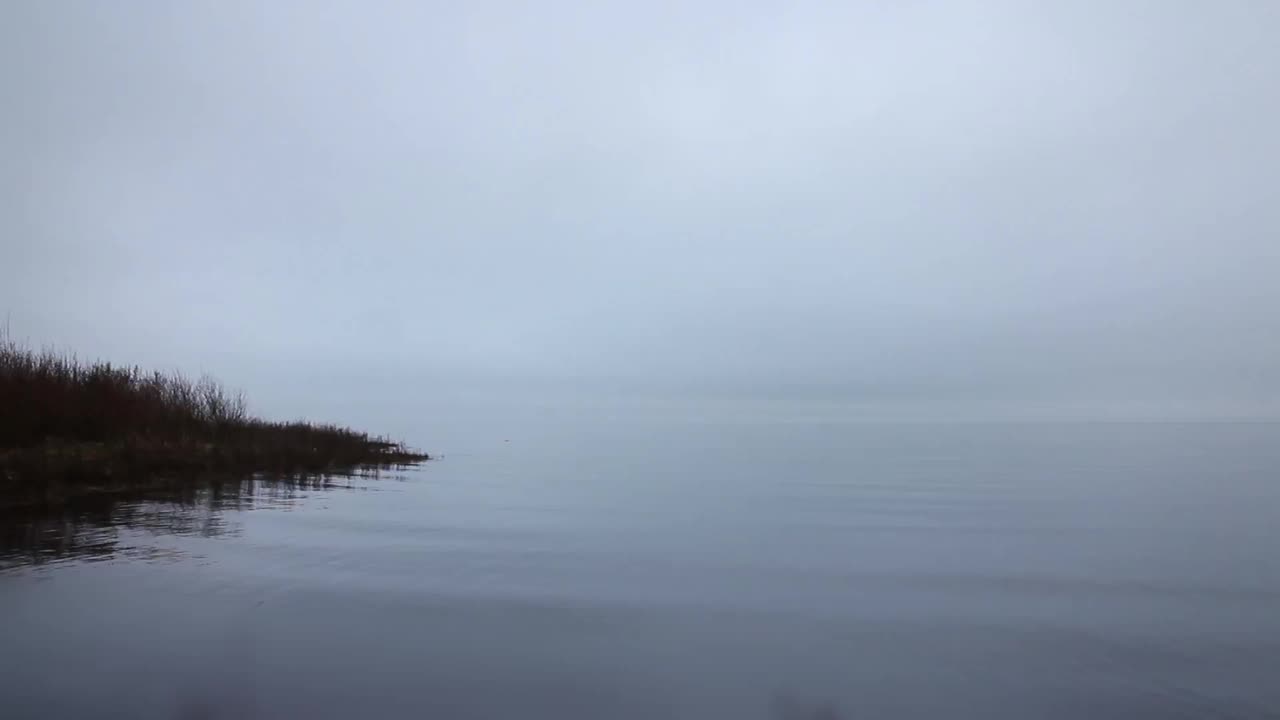 湖上宁静的有雾的夜晚视频下载
