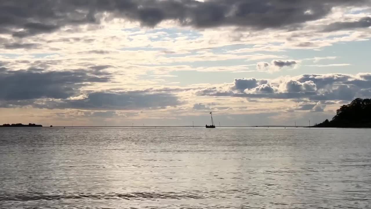 戏剧性的海景和地平线上的游艇视频下载