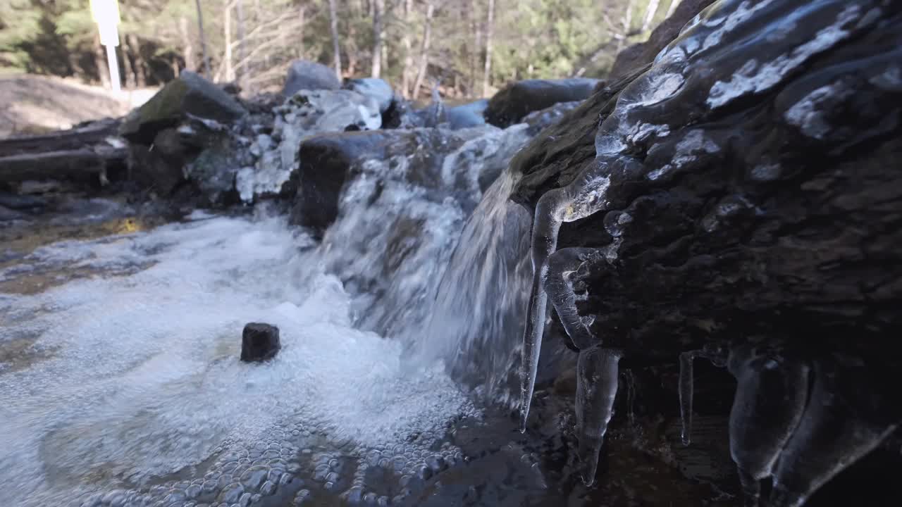 溪流附近有冰柱视频下载