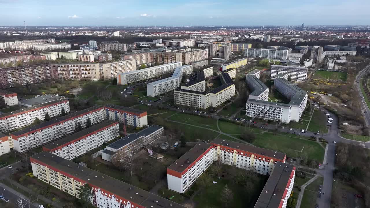 飞越莱比锡的gr<s:1>瑙区。德意志民主共和国时代的大型新开发区。色彩鲜艳的翻新公寓楼。背景是莱比锡市中心。视频下载