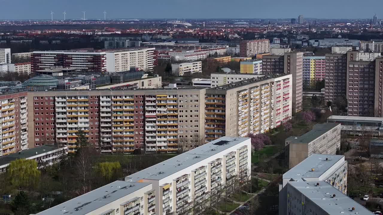 格拉<s:1>瑙的公寓楼远摄照片。莱比锡地区的住宅建筑建于民主德国时期。德意志民主共和国的大型新开发区。混凝土高层建筑。视频下载