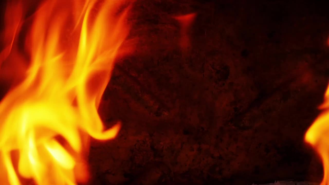 黑色背景上的红色火焰燃烧着壁炉视频下载