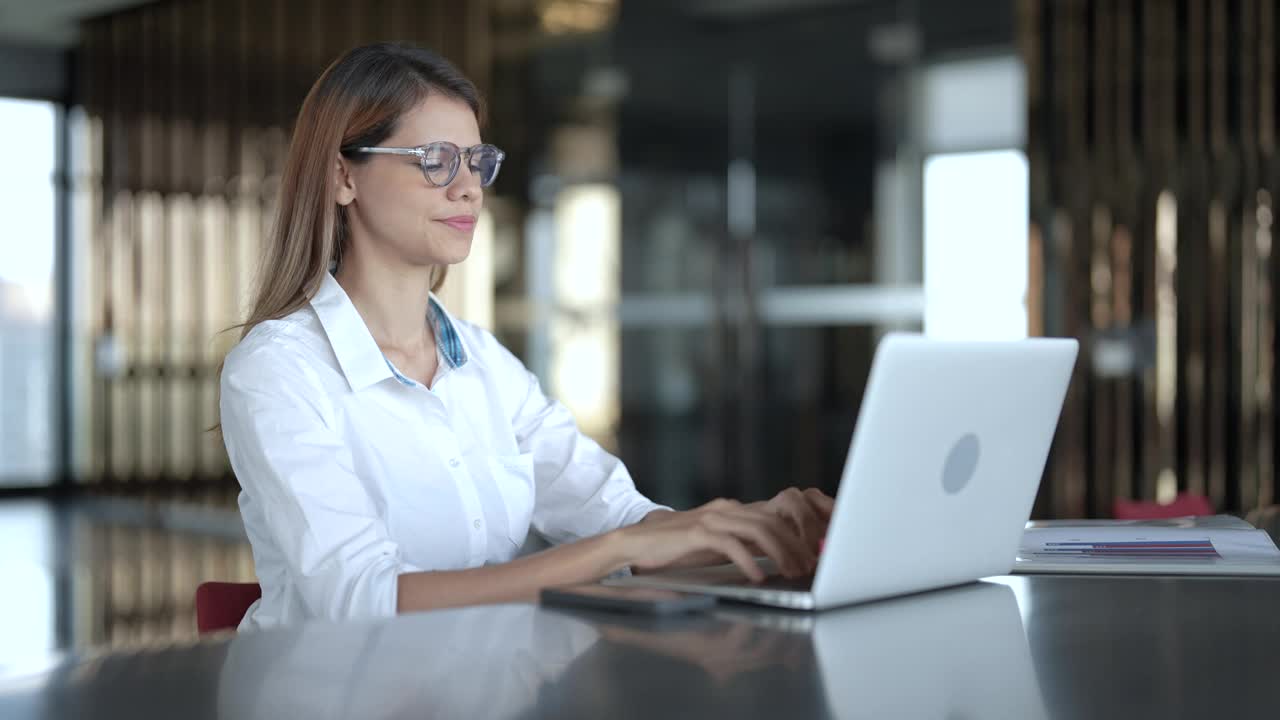 白人女性使用笔记本电脑在家工作。视频下载