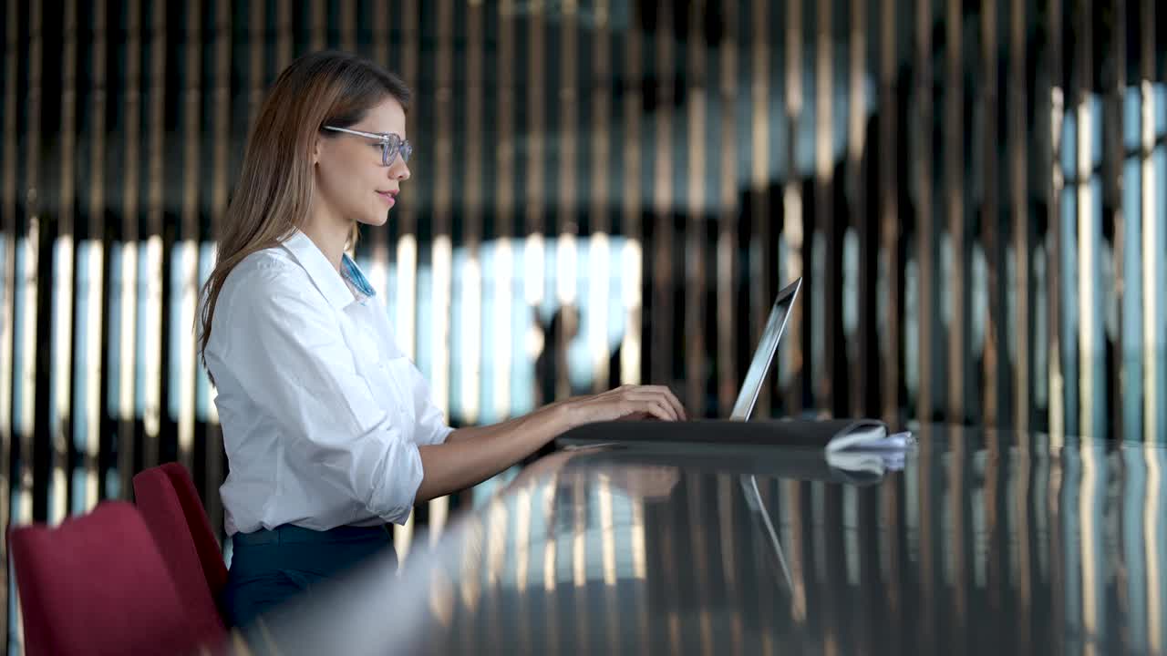 白人女性使用笔记本电脑在家工作。视频下载