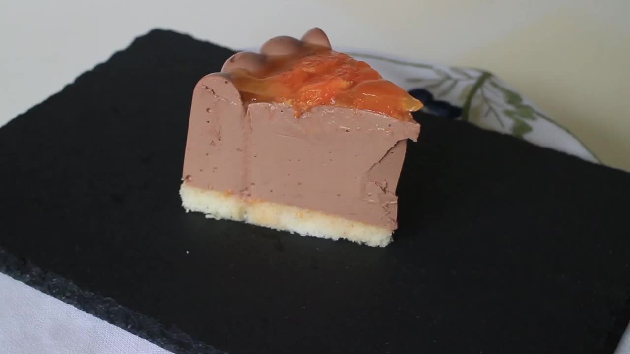 巧克力蛋奶酥甜点放在深色盘子上视频下载