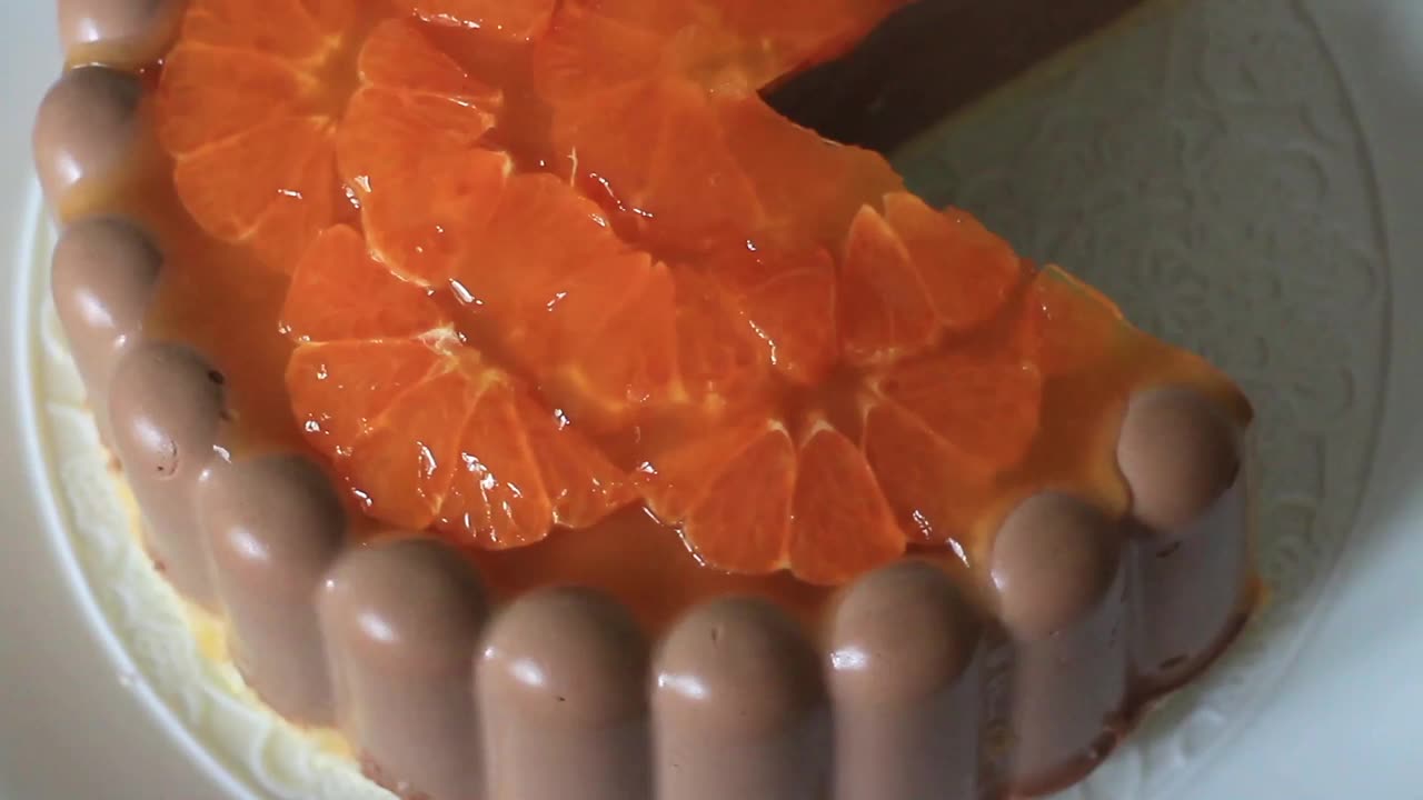 橙酱巧克力蛋糕，俯视图视频下载